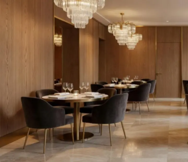 Travertin, tölgyfa és kristály világítással kialakított elegáns enteriőr